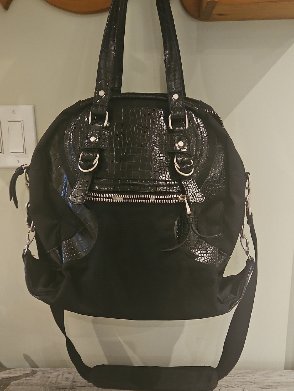 Lululemon Black Yoga Duffle Bag Croc Trim Polka Dot Lining Shoulder Strap